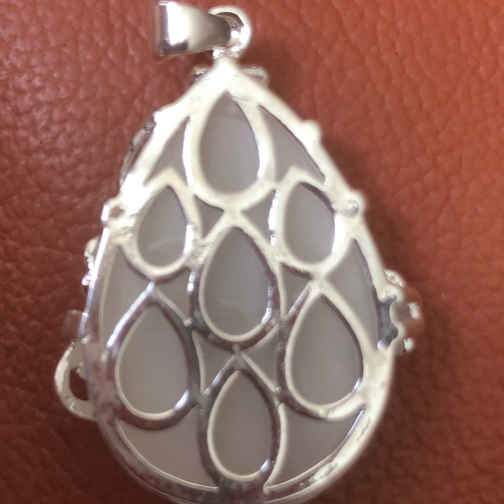 Pendant & Stone - Picture 2 of 3